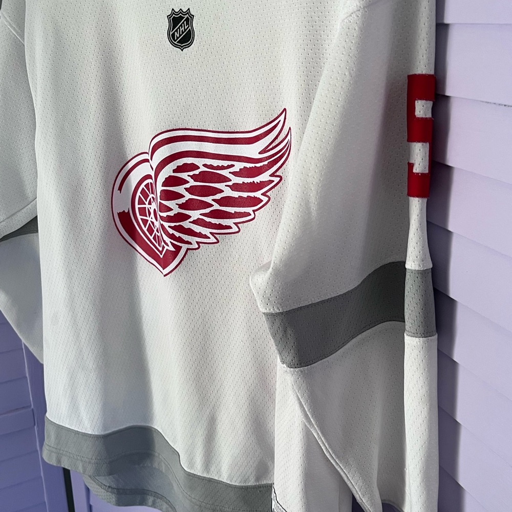 Authentic Red Wings NHL White and Red Hockey Jersey. Young men L/Xl - Picture 2 of 3